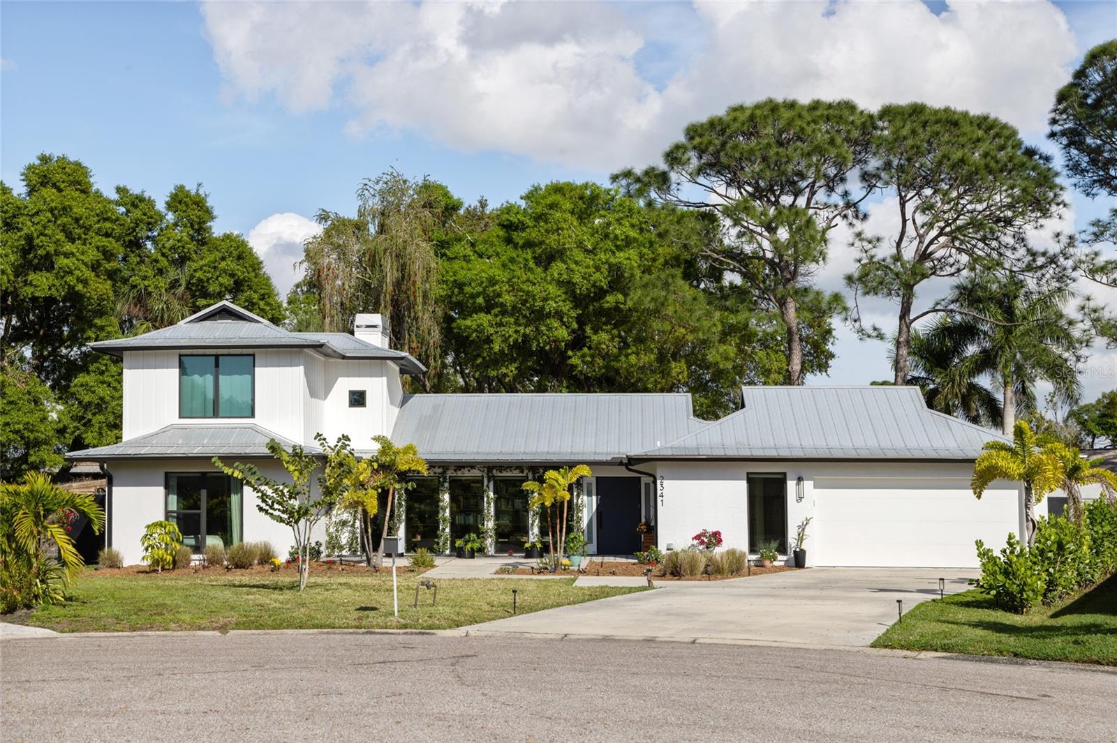 Single Family Residence in SARASOTA, FL - Daniel Dourado