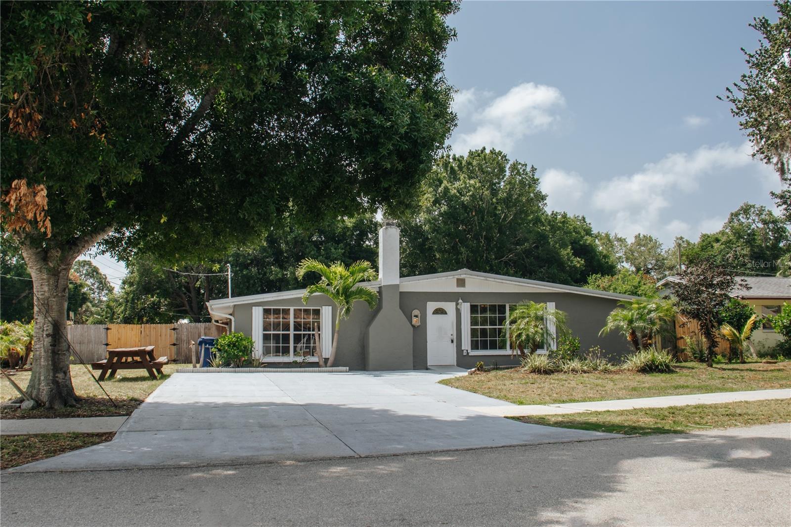 Single Family Residence in SARASOTA, FL - Daniel Dourado