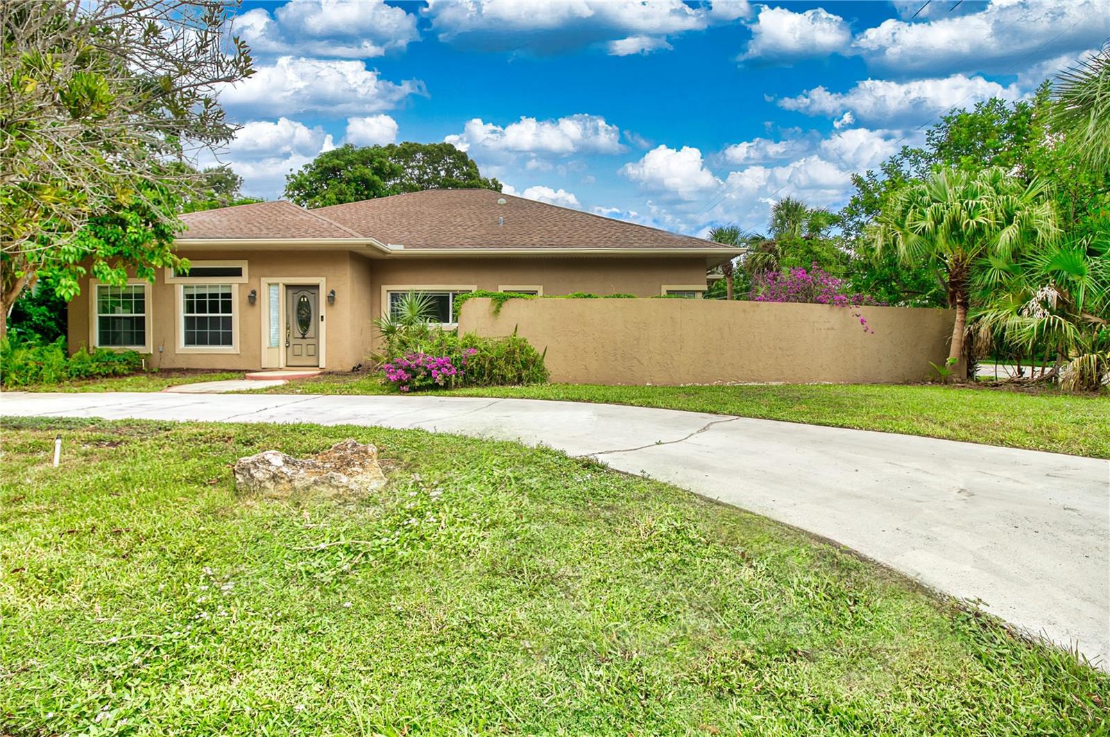 Single Family Residence in SARASOTA, FL - Daniel Dourado