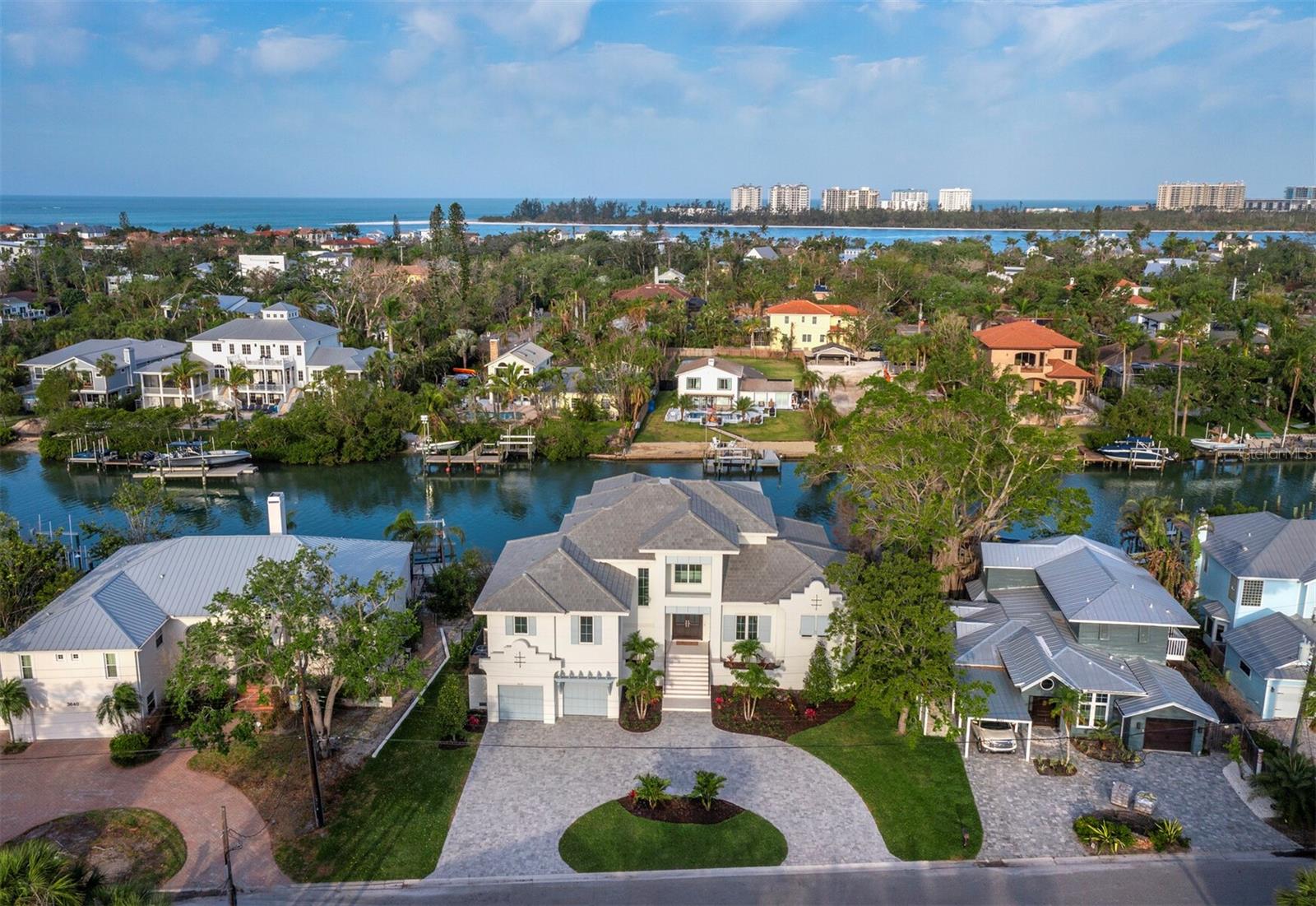 Single Family Residence in SARASOTA, FL - Daniel Dourado