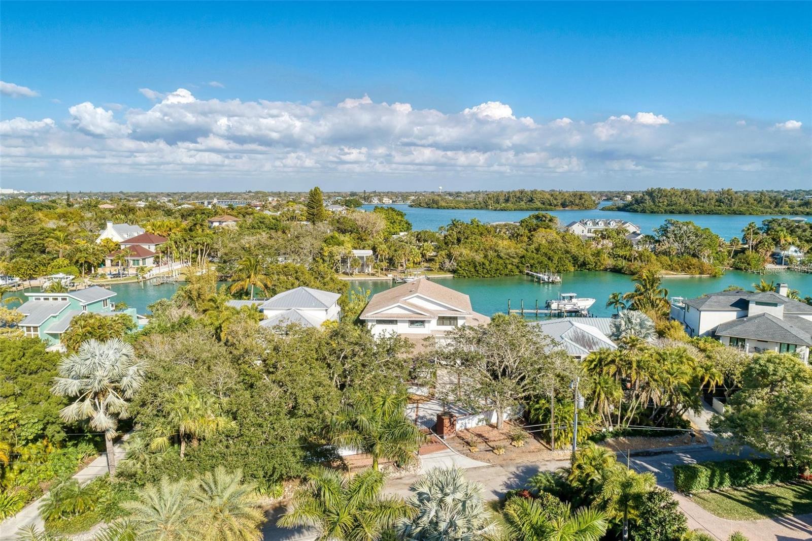 Single Family Residence in SARASOTA, FL - Daniel Dourado