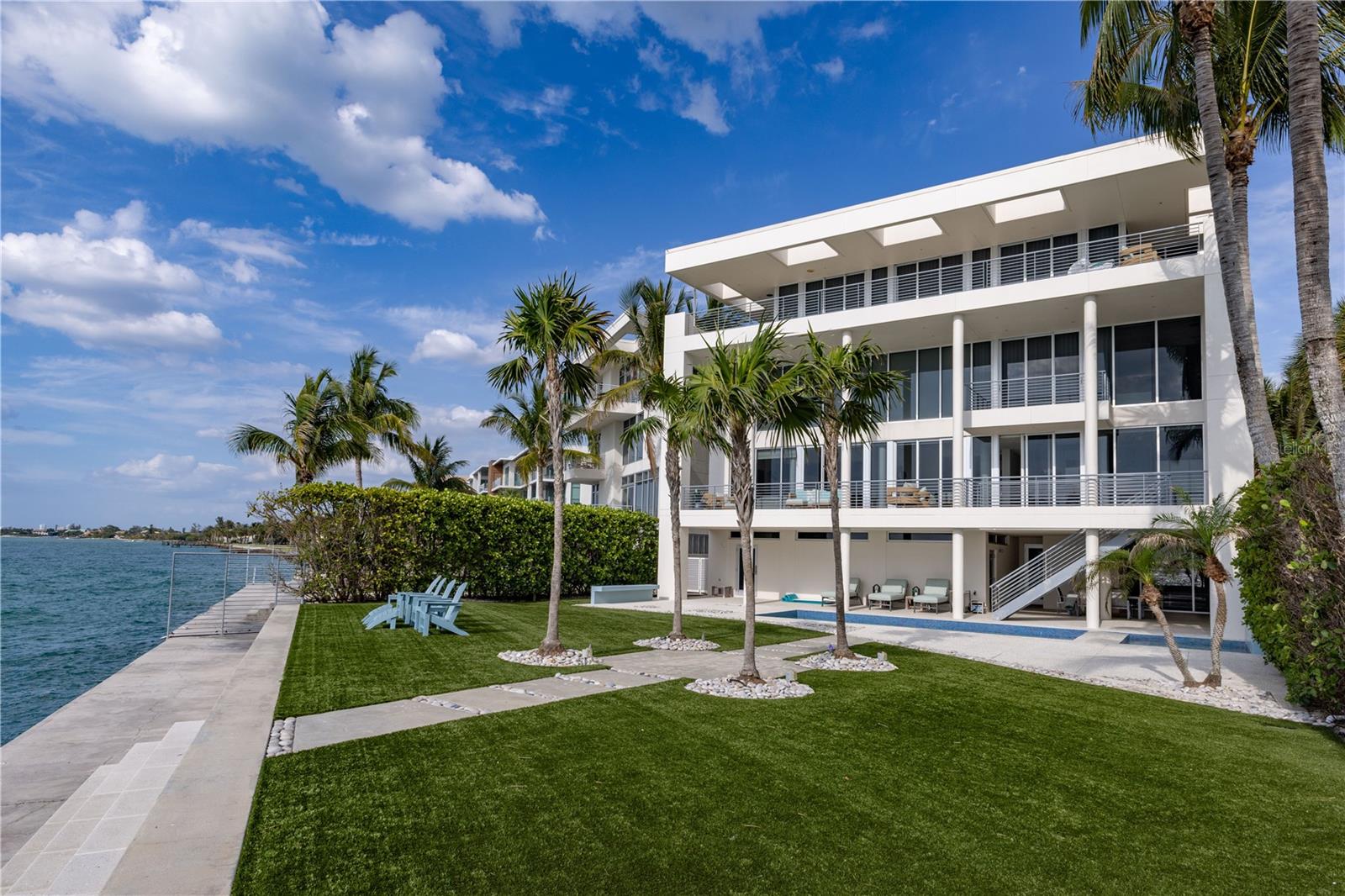 Single Family Residence in SARASOTA, FL - Daniel Dourado