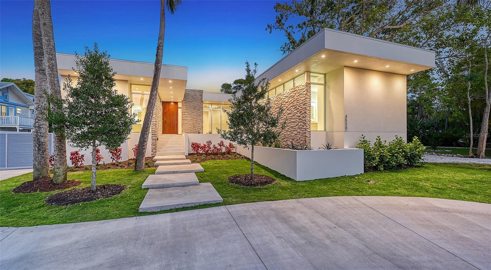 Single Family Residence in SARASOTA, FL - Daniel Dourado