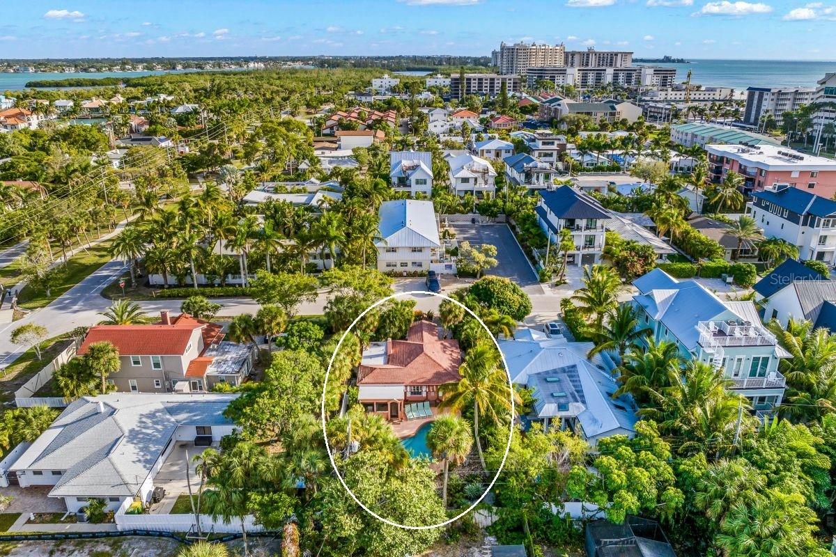 Single Family Residence in SARASOTA, FL - Daniel Dourado