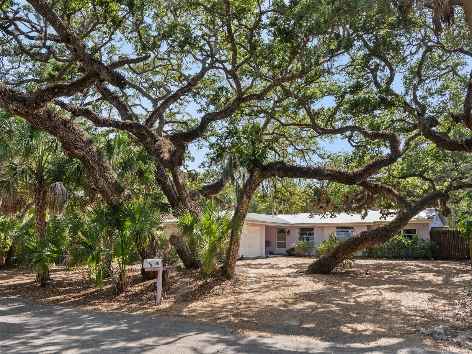 Single Family Residence in SARASOTA, FL - Daniel Dourado