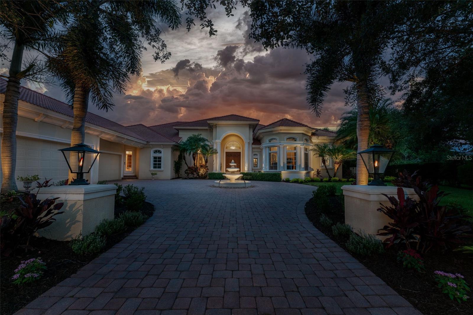 Single Family Residence in SARASOTA, FL - Daniel Dourado