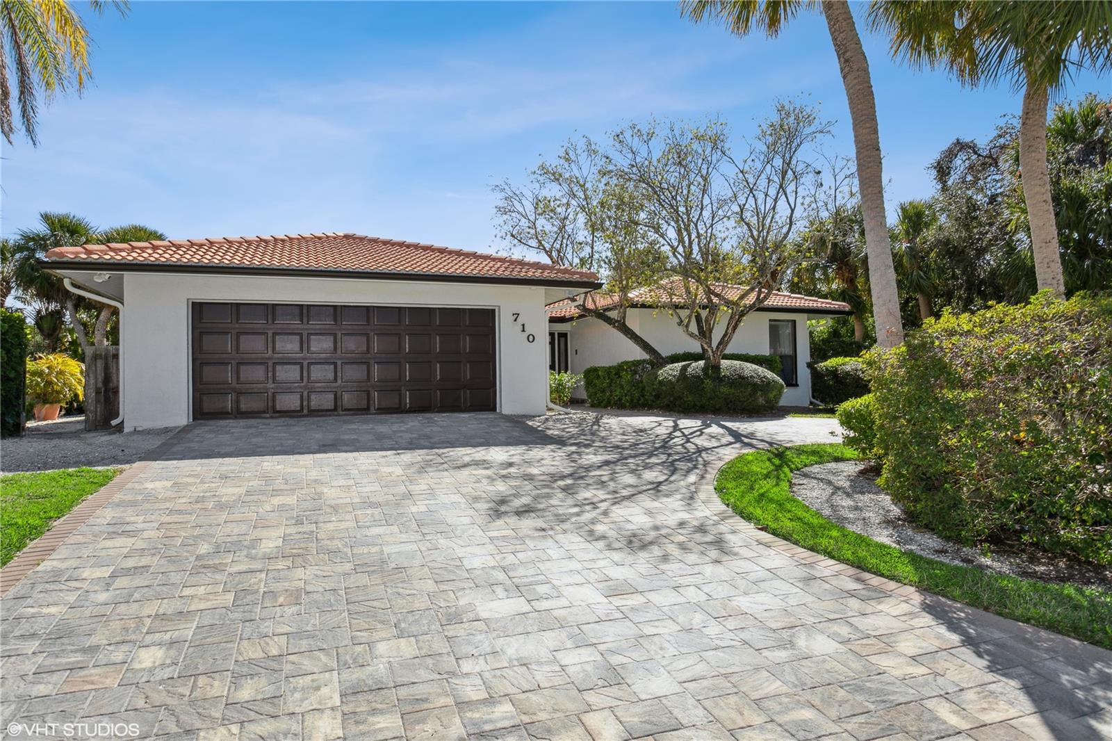 Single Family Residence in SARASOTA, FL - Daniel Dourado