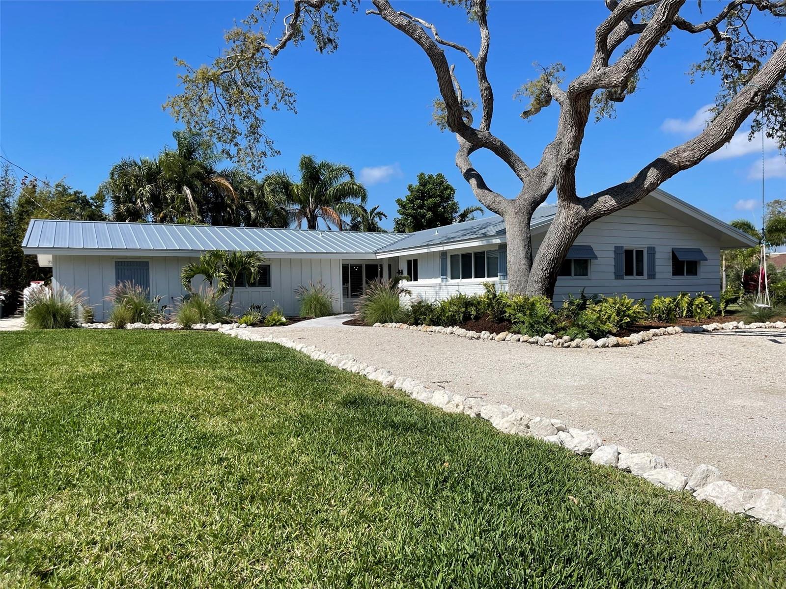 Single Family Residence in SARASOTA, FL - Daniel Dourado