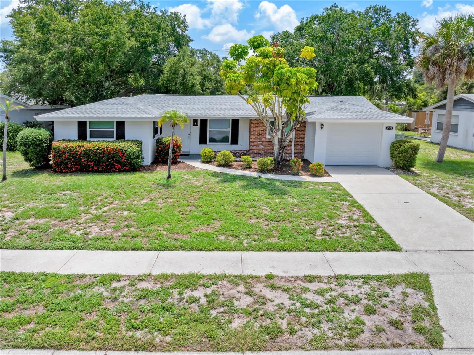 Single Family Residence in SARASOTA, FL - Daniel Dourado