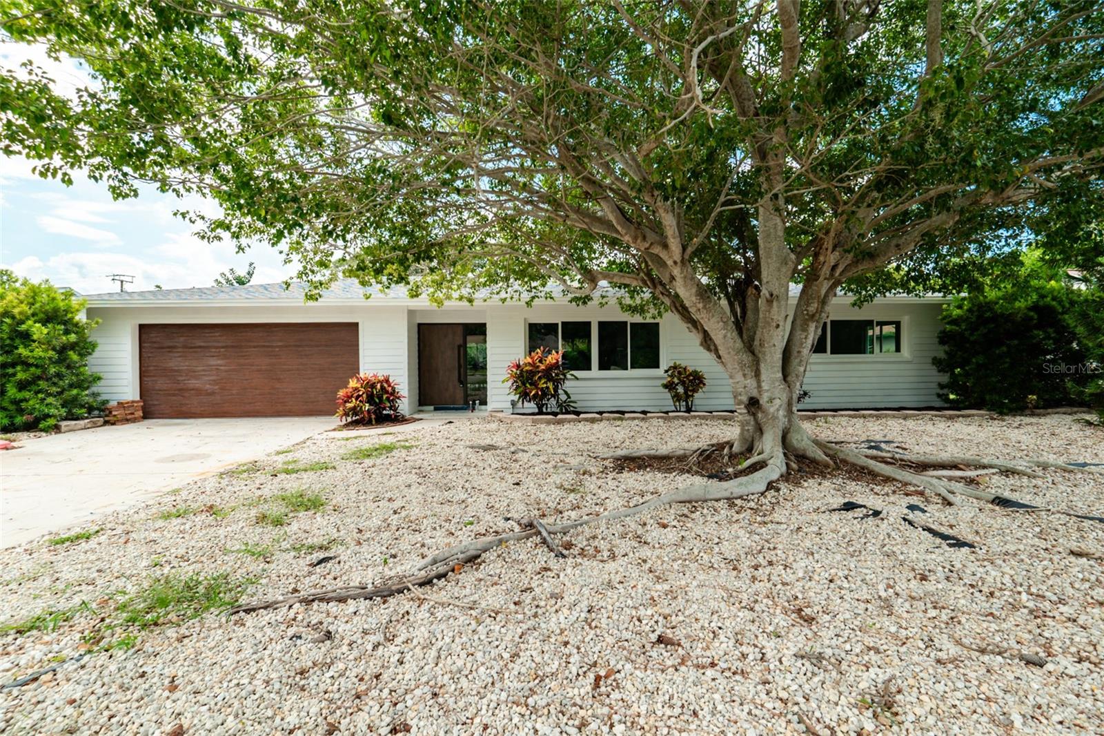 Single Family Residence in SARASOTA, FL - Daniel Dourado