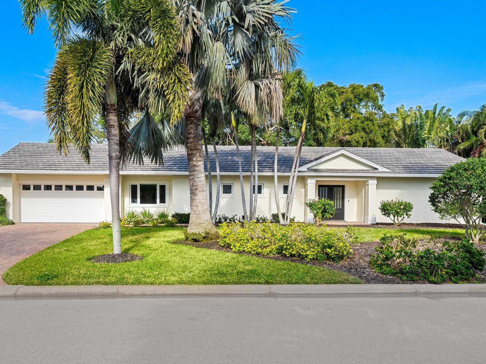 Single Family Residence in SARASOTA, FL - Daniel Dourado