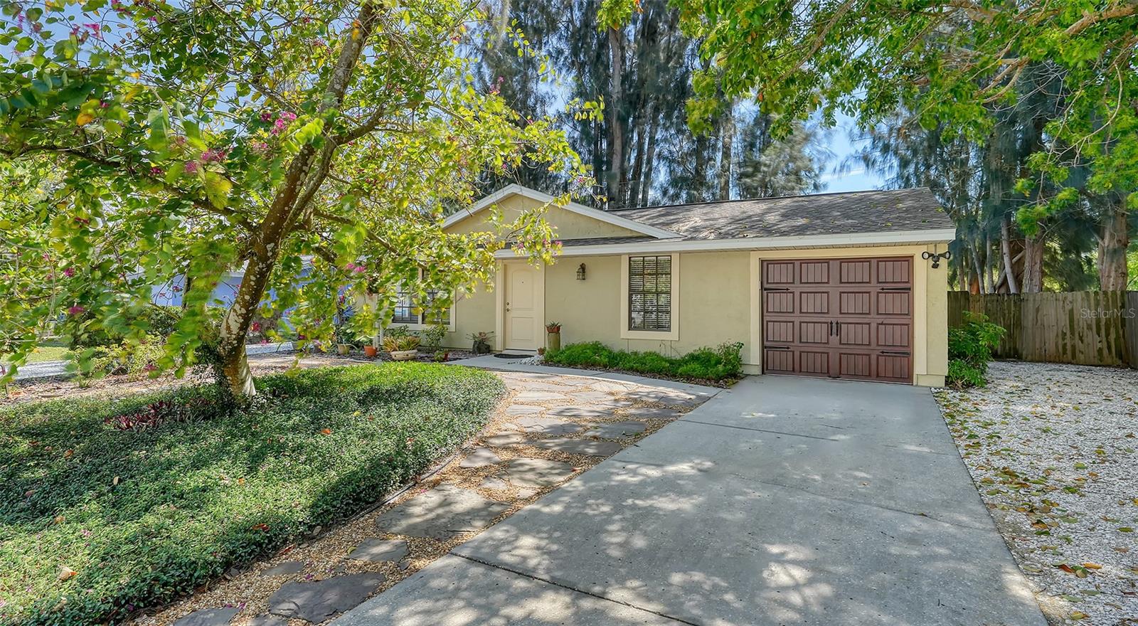 Single Family Residence in SARASOTA, FL - Daniel Dourado