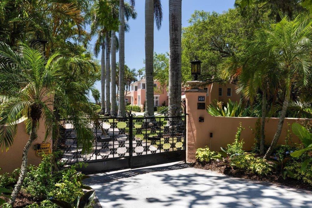 Single Family Residence in SARASOTA, FL - Daniel Dourado