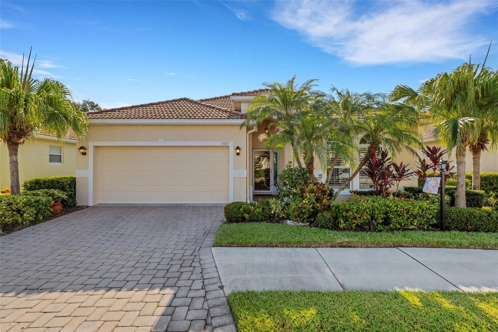 Single Family Residence in SARASOTA, FL - Daniel Dourado