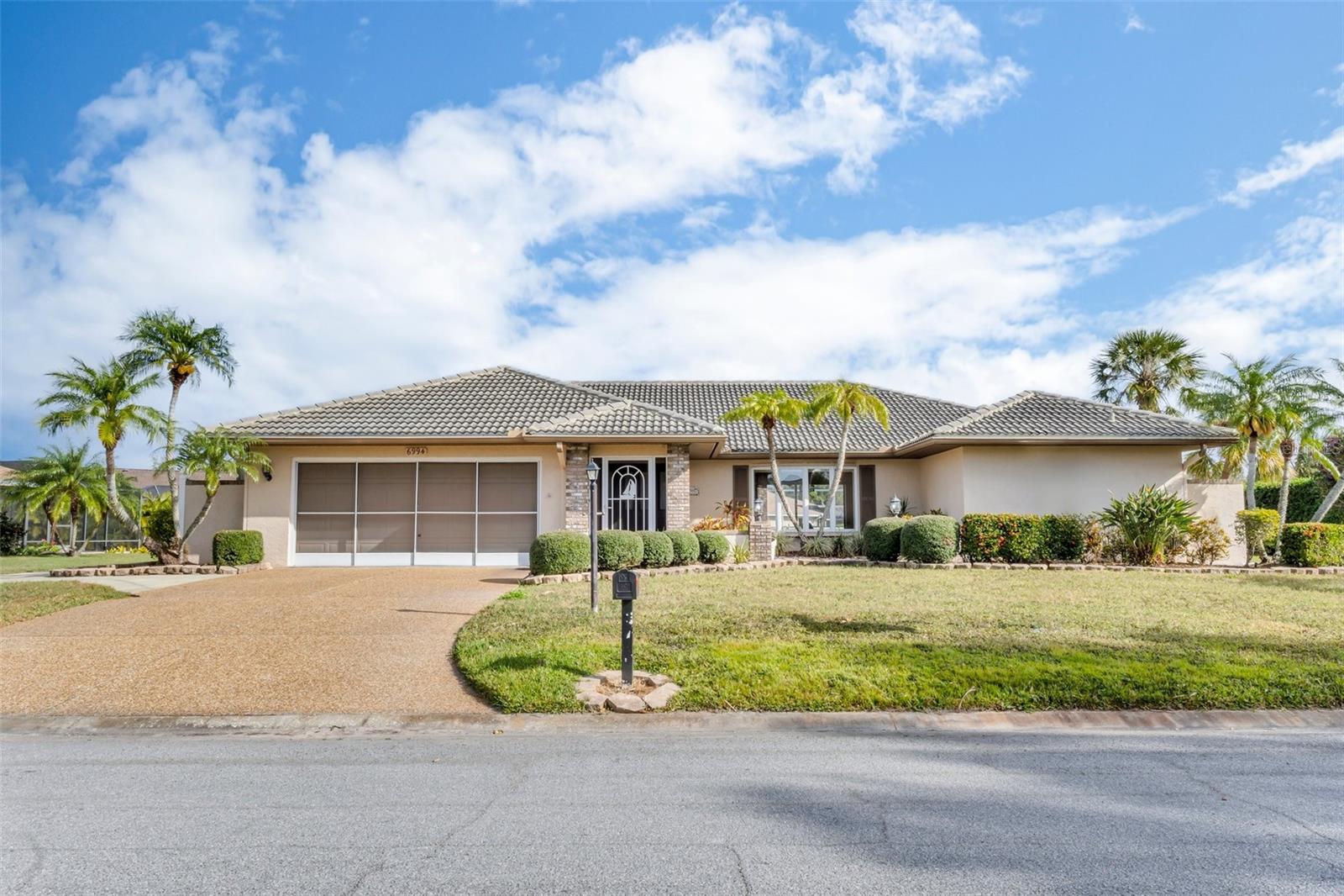 Single Family Residence in SARASOTA, FL - Daniel Dourado