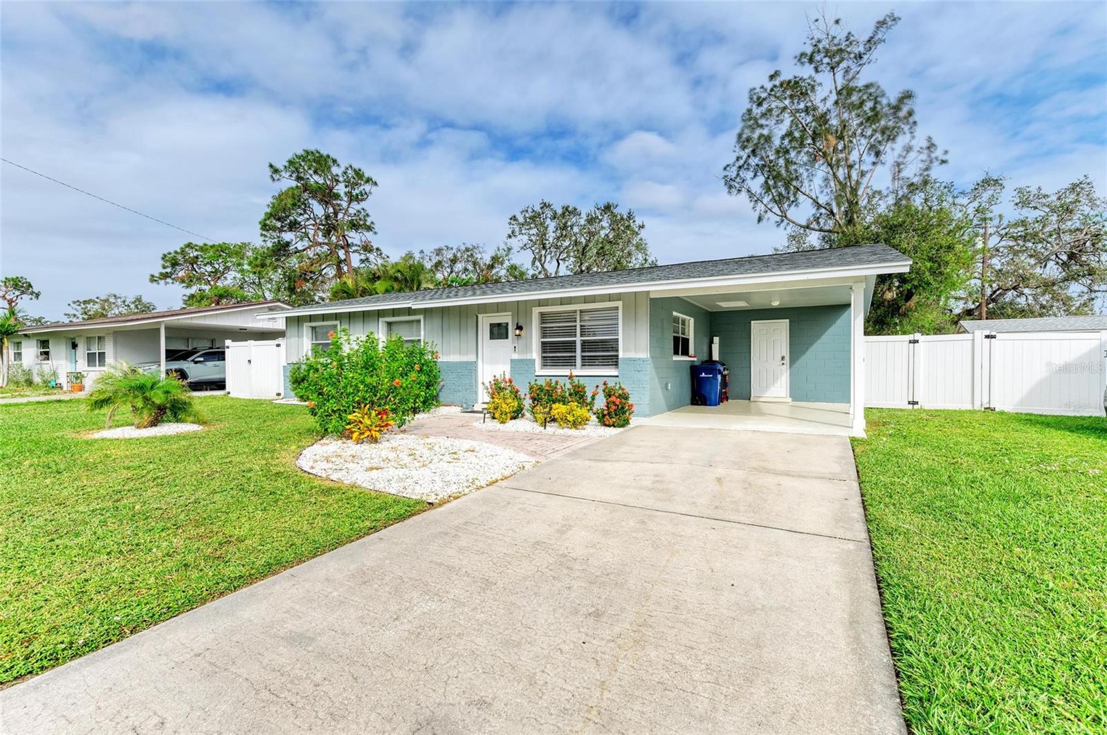 Single Family Residence in SARASOTA, FL - Daniel Dourado