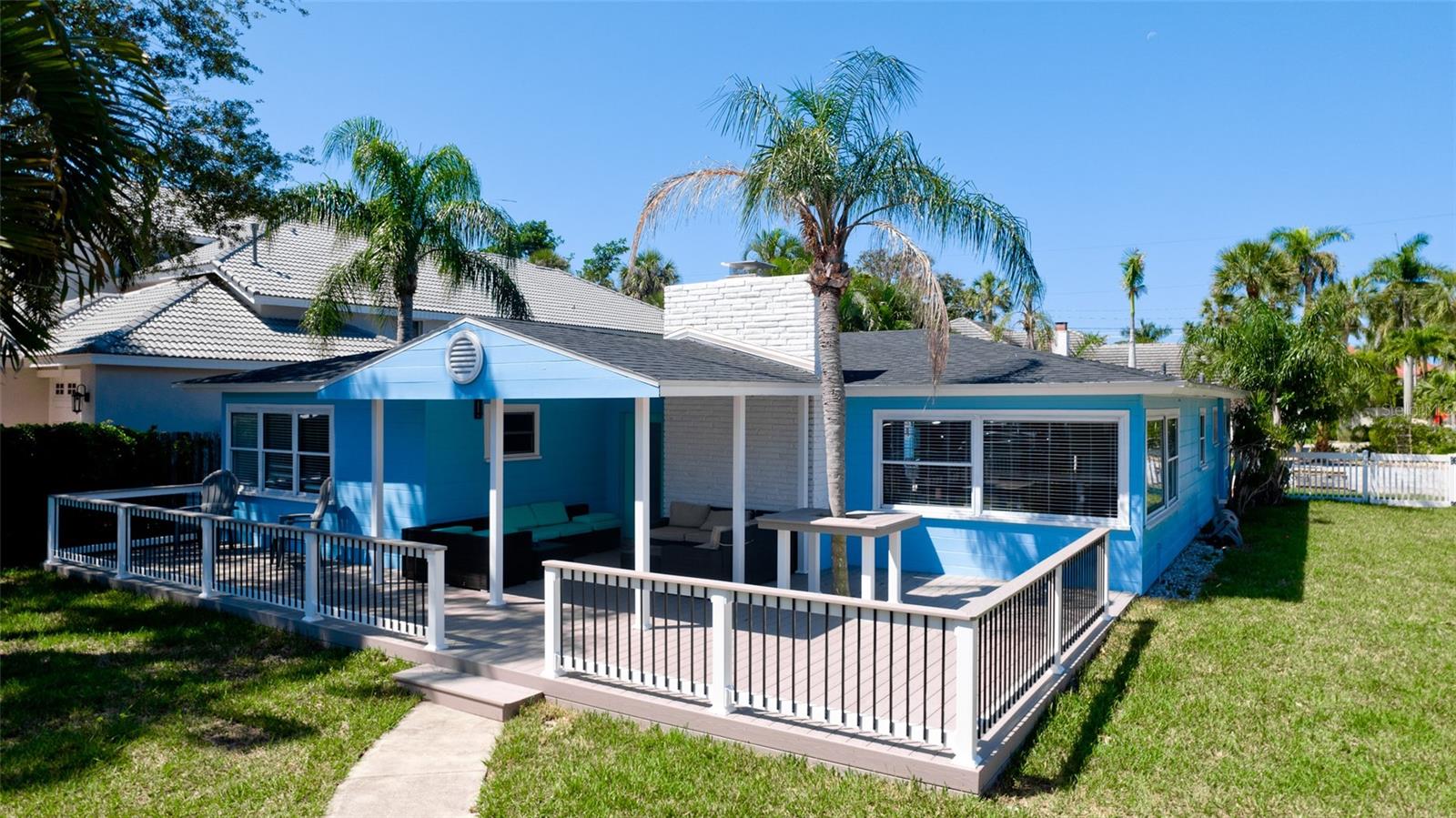 Single Family Residence in SARASOTA, FL - Daniel Dourado