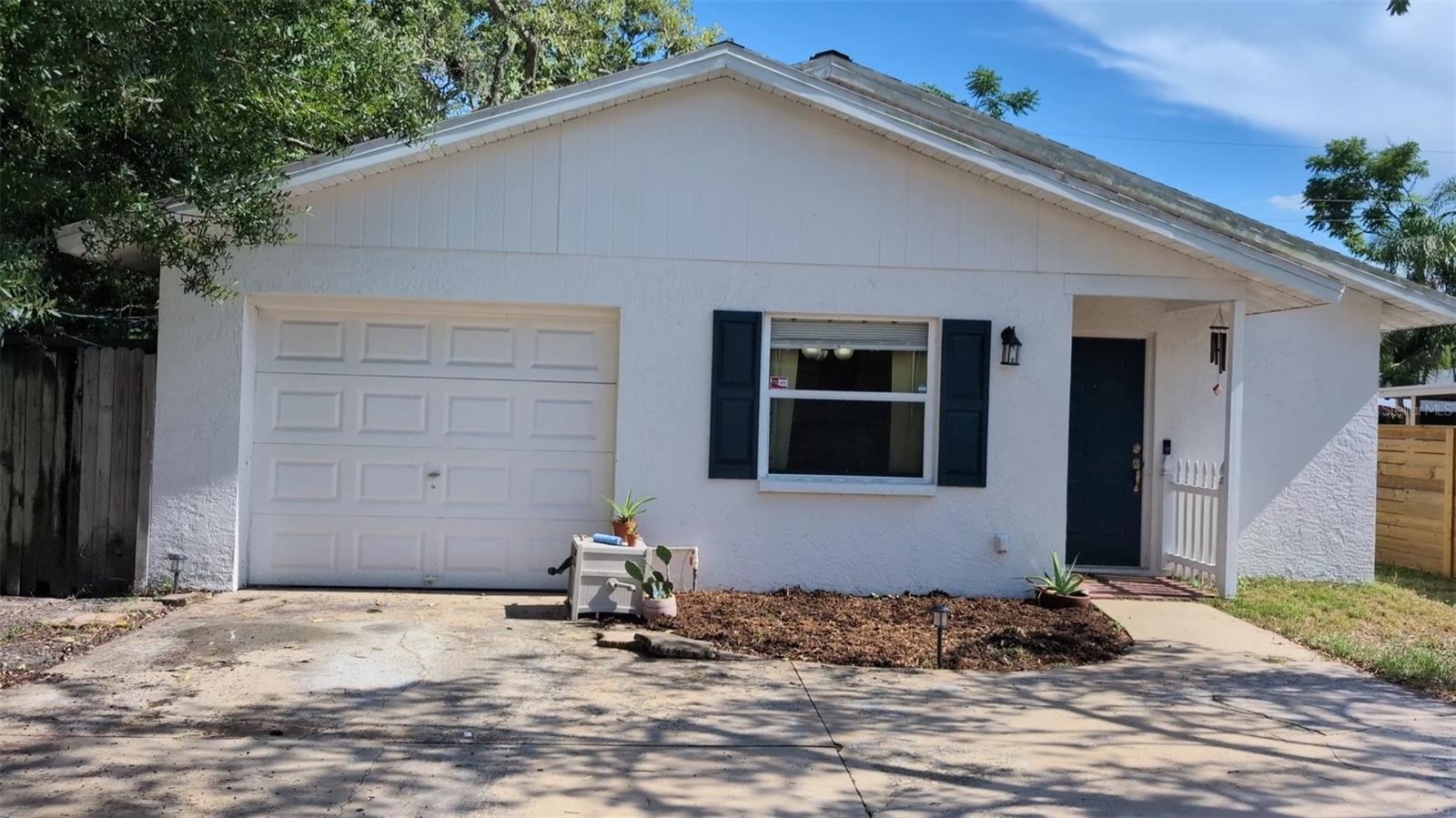 Single Family Residence in SARASOTA, FL - Daniel Dourado