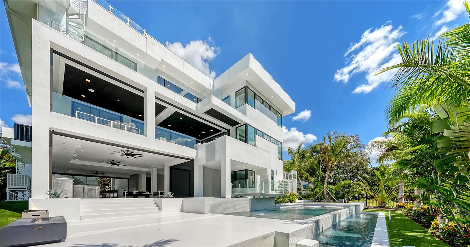 Single Family Residence in SARASOTA, FL - Daniel Dourado