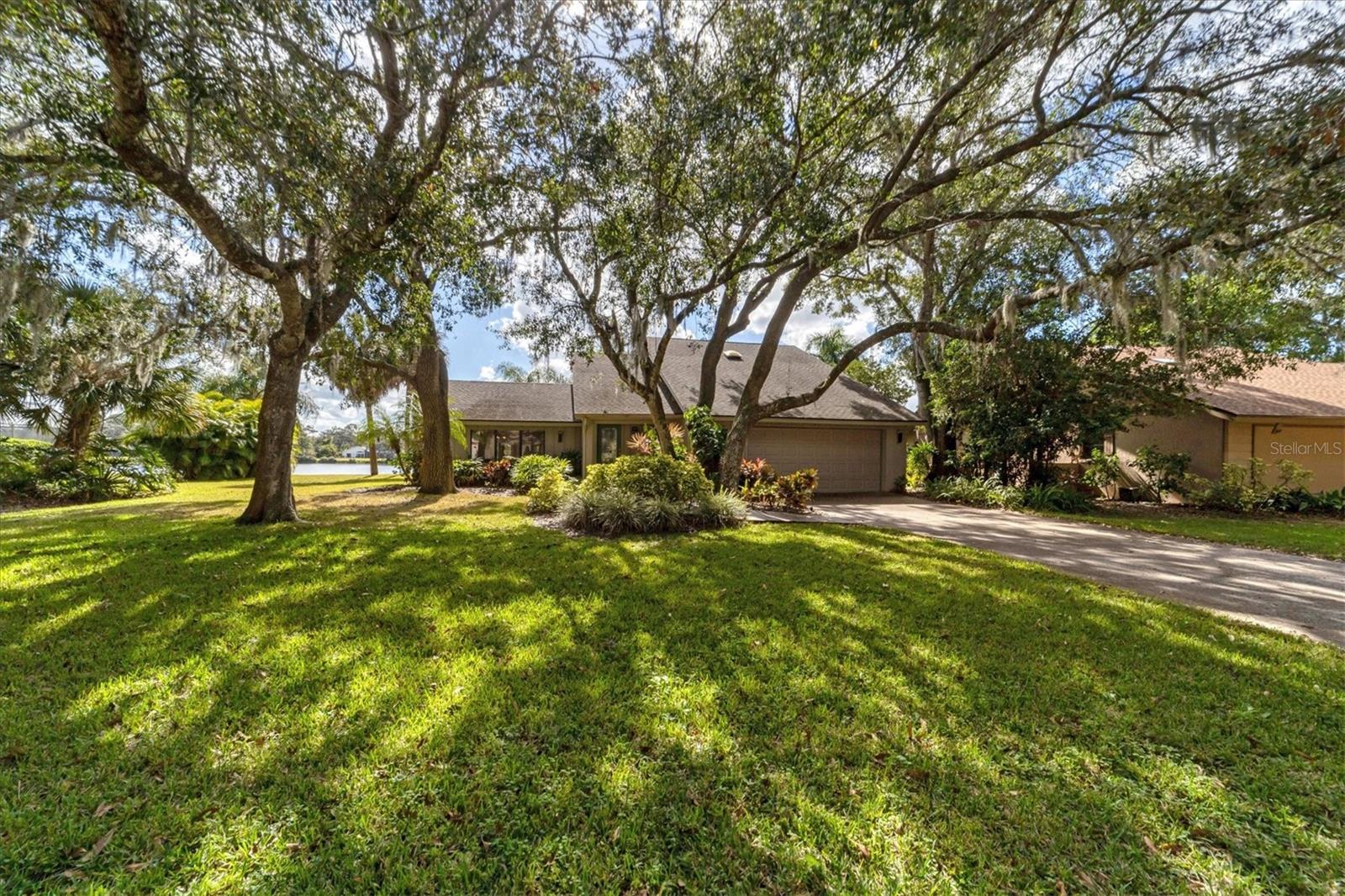 Single Family Residence in SARASOTA, FL - Daniel Dourado