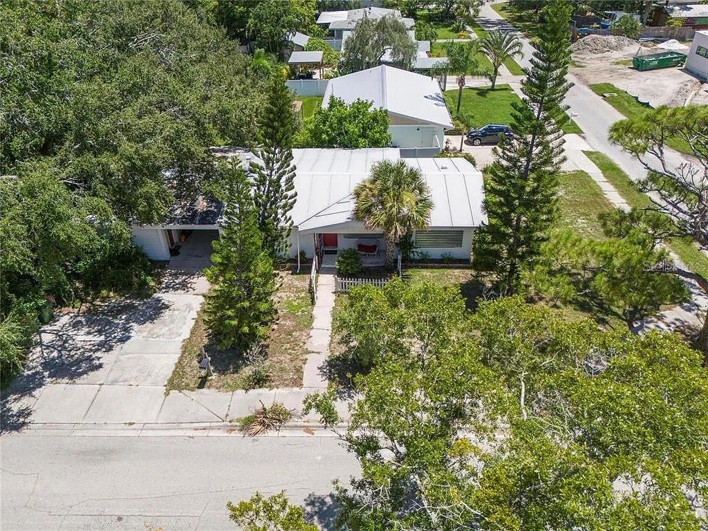 Single Family Residence in SARASOTA, FL - Daniel Dourado