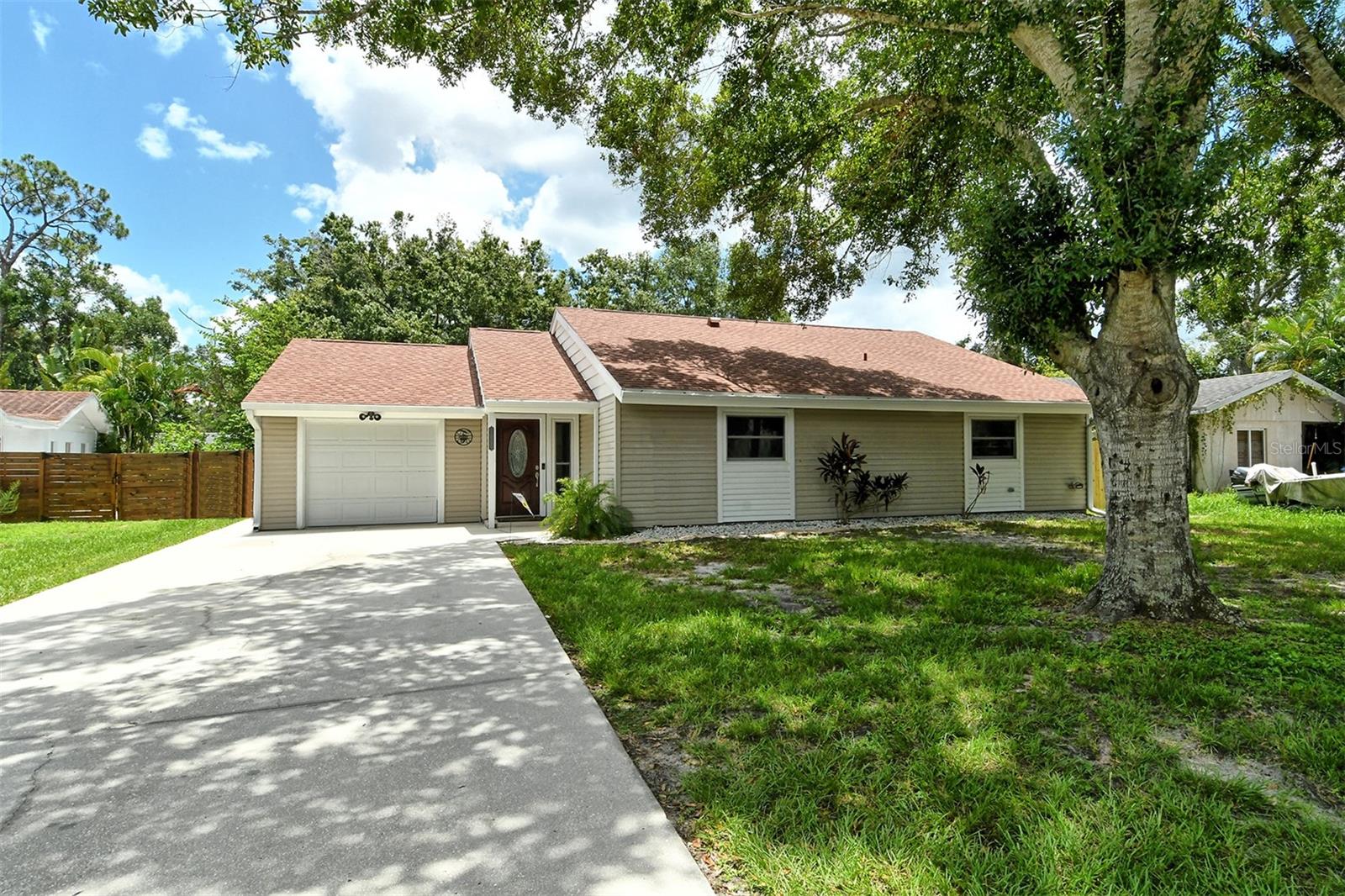 Single Family Residence in SARASOTA, FL - Daniel Dourado