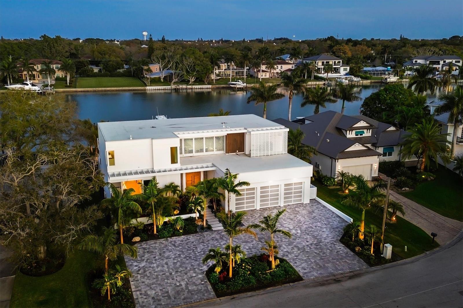 Single Family Residence in SARASOTA, FL - Daniel Dourado