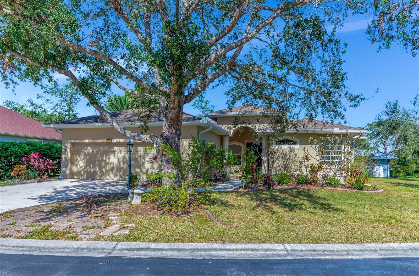 Single Family Residence in SARASOTA, FL - Daniel Dourado
