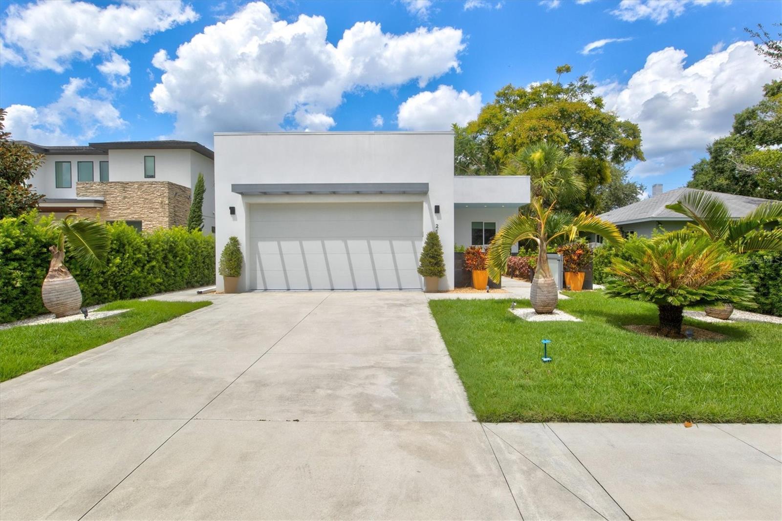 Single Family Residence in SARASOTA, FL - Daniel Dourado