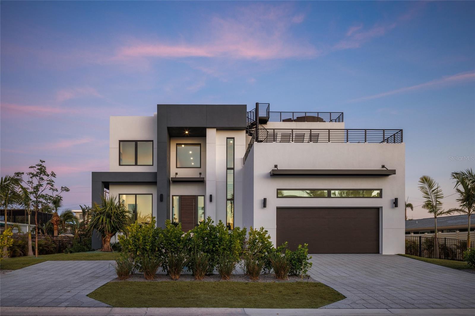 Single Family Residence in SARASOTA, FL - Daniel Dourado