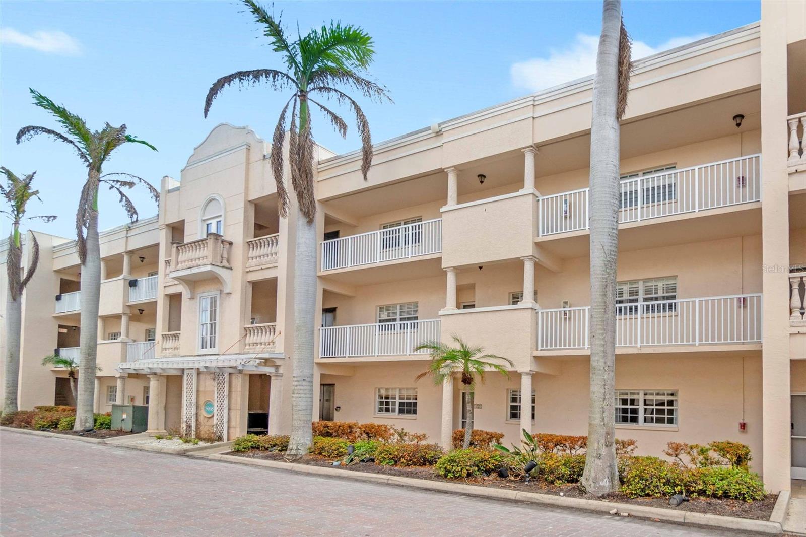 Condominium in SARASOTA, FL - Daniel Dourado