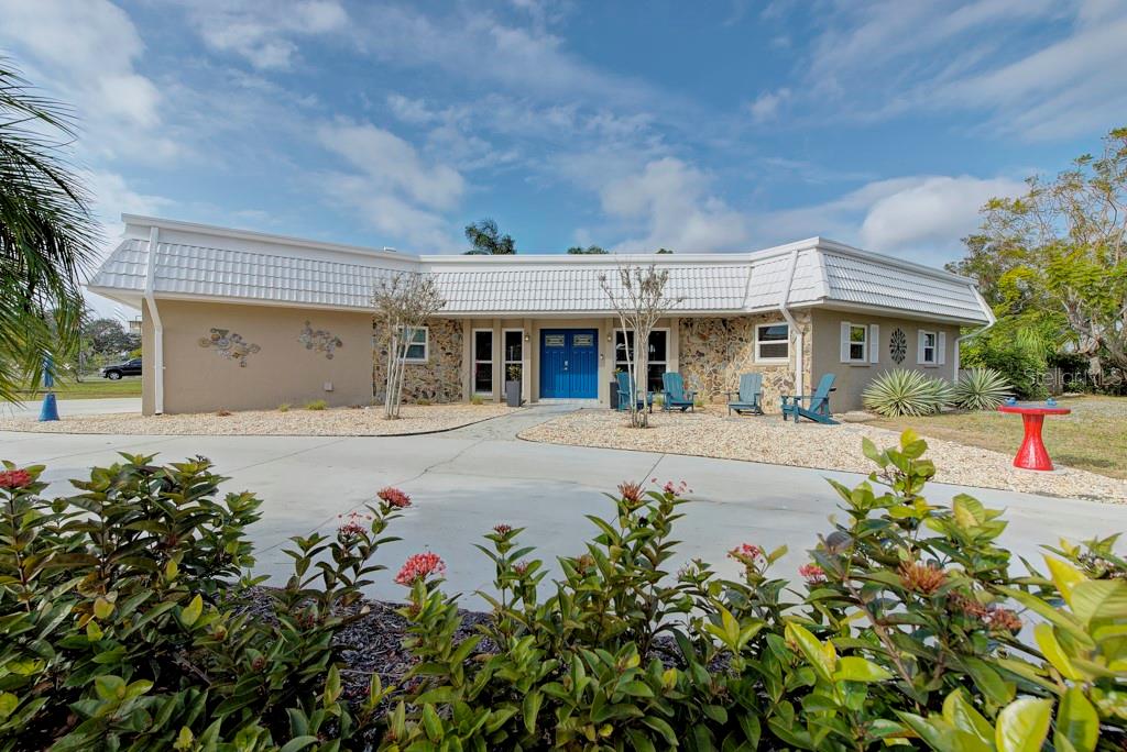 Single Family Residence in SARASOTA, FL - Daniel Dourado