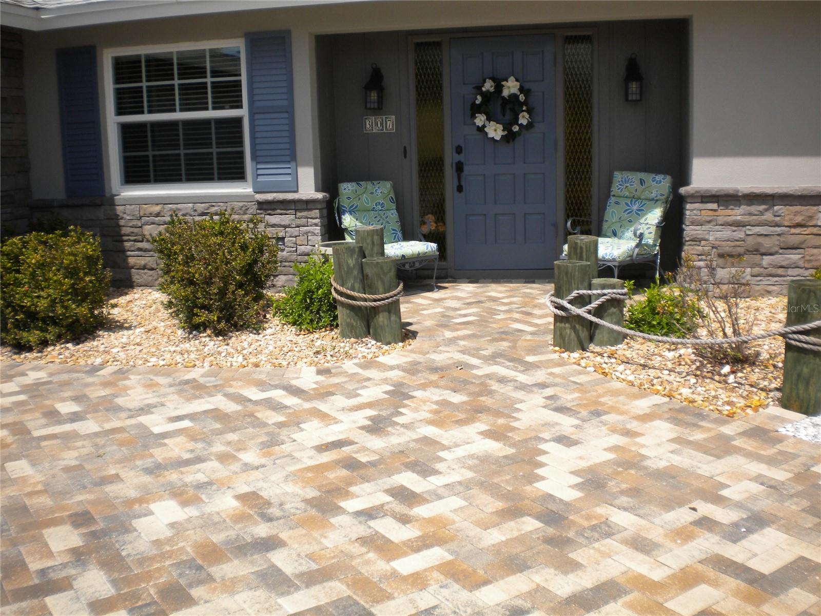 Single Family Residence in SARASOTA, FL - Daniel Dourado