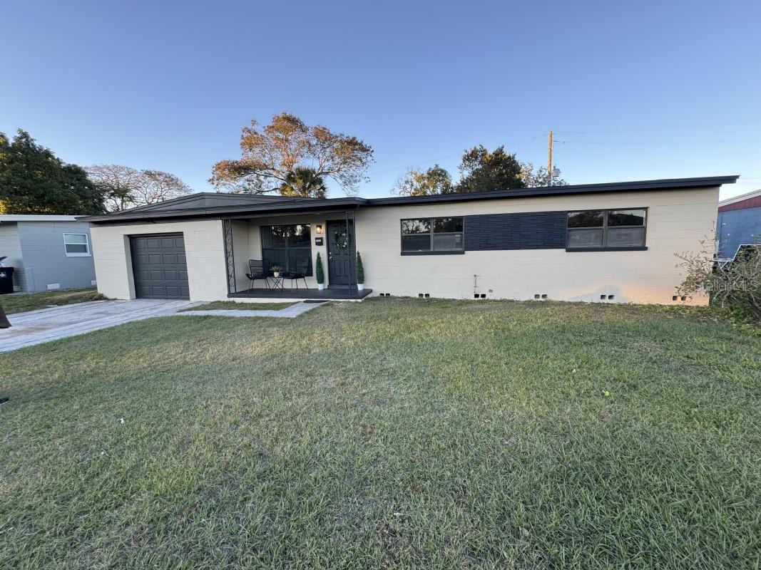 Single Family Residence in ORLANDO, FL - Daniel Dourado