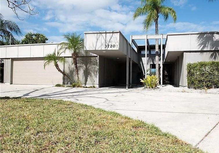 Single Family Residence in ORLANDO, FL - Daniel Dourado