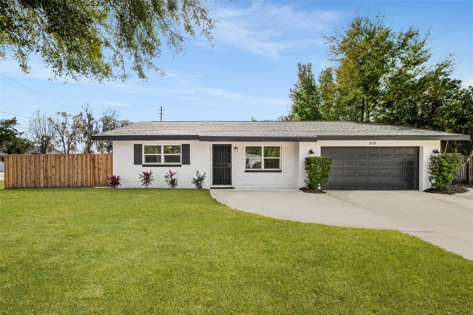 Single Family Residence in ORLANDO, FL - Daniel Dourado