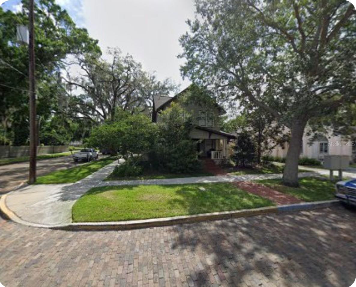 Single Family Residence in ORLANDO, FL - Daniel Dourado