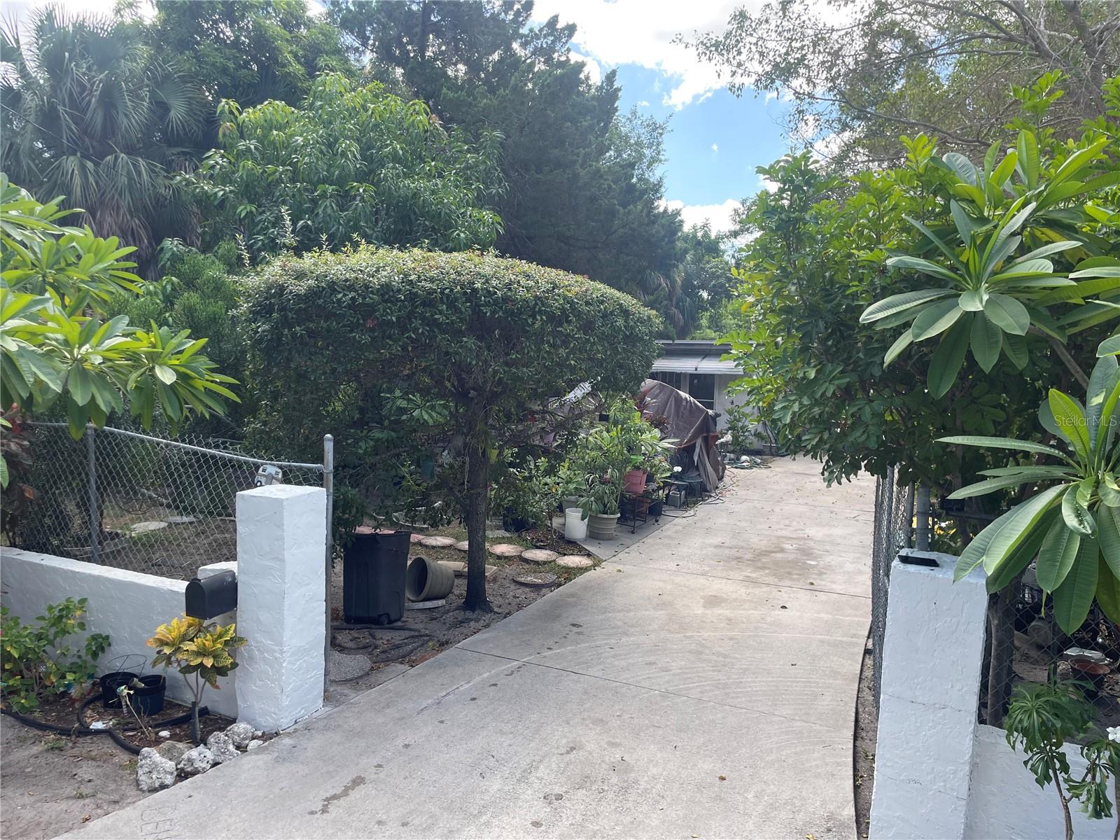 Single Family Residence in SARASOTA, FL - Daniel Dourado