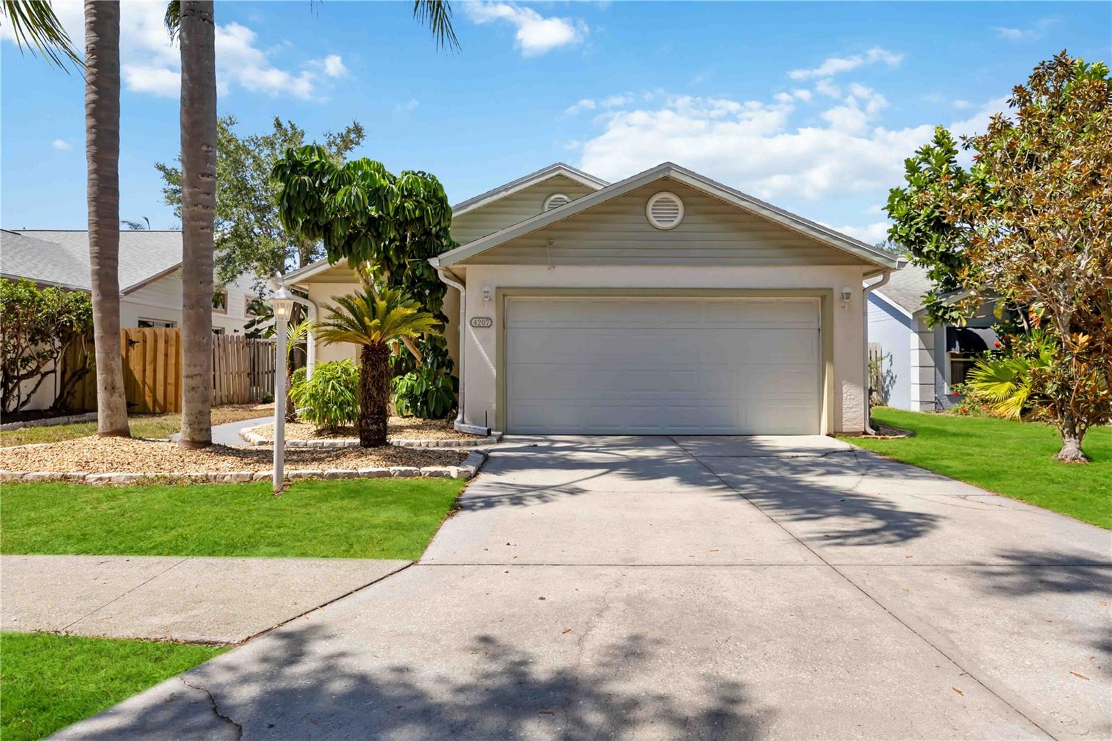 Single Family Residence in SARASOTA, FL - Daniel Dourado