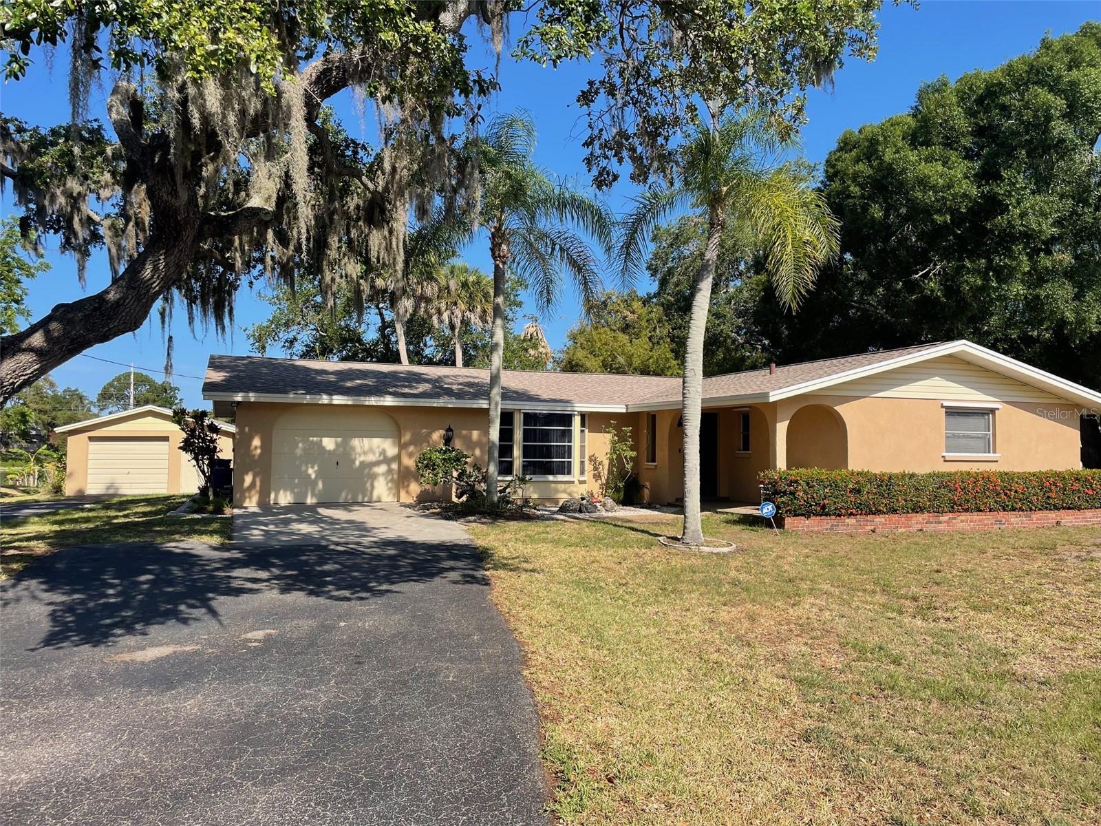 Single Family Residence in SARASOTA, FL - Daniel Dourado