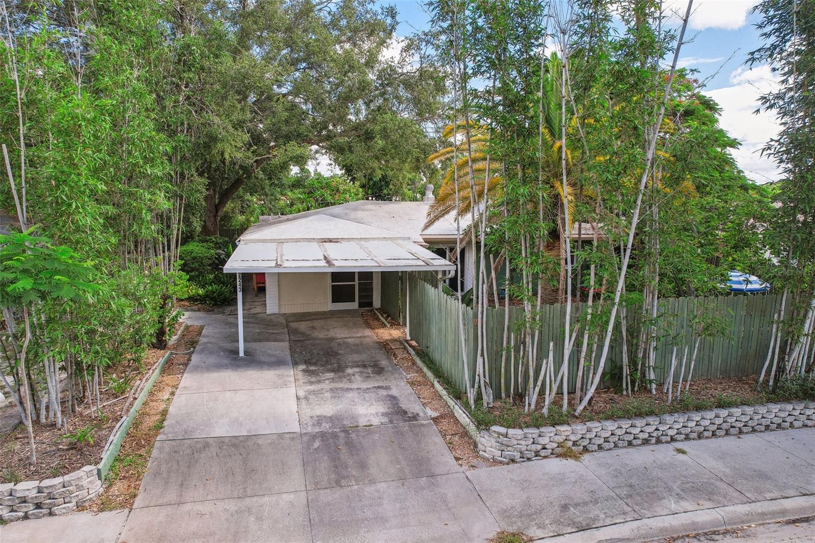 Single Family Residence in SARASOTA, FL - Daniel Dourado