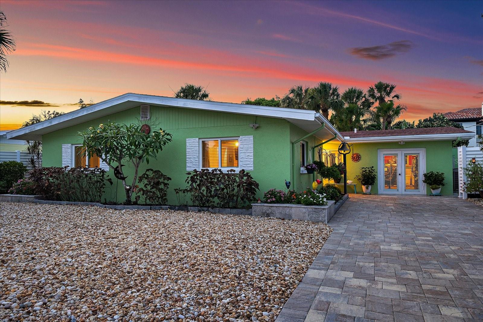 Single Family Residence in SARASOTA, FL - Daniel Dourado