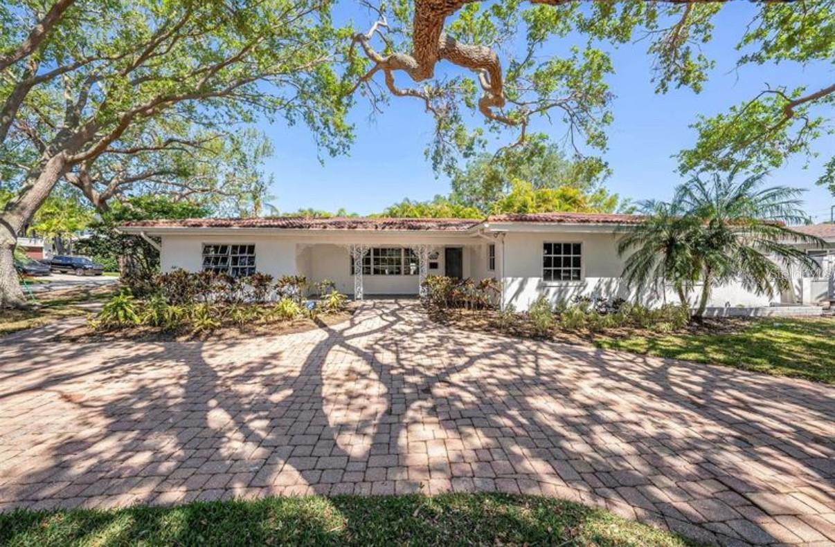 Single Family Residence em ST PETERSBURG, FL - Daniel Dourado