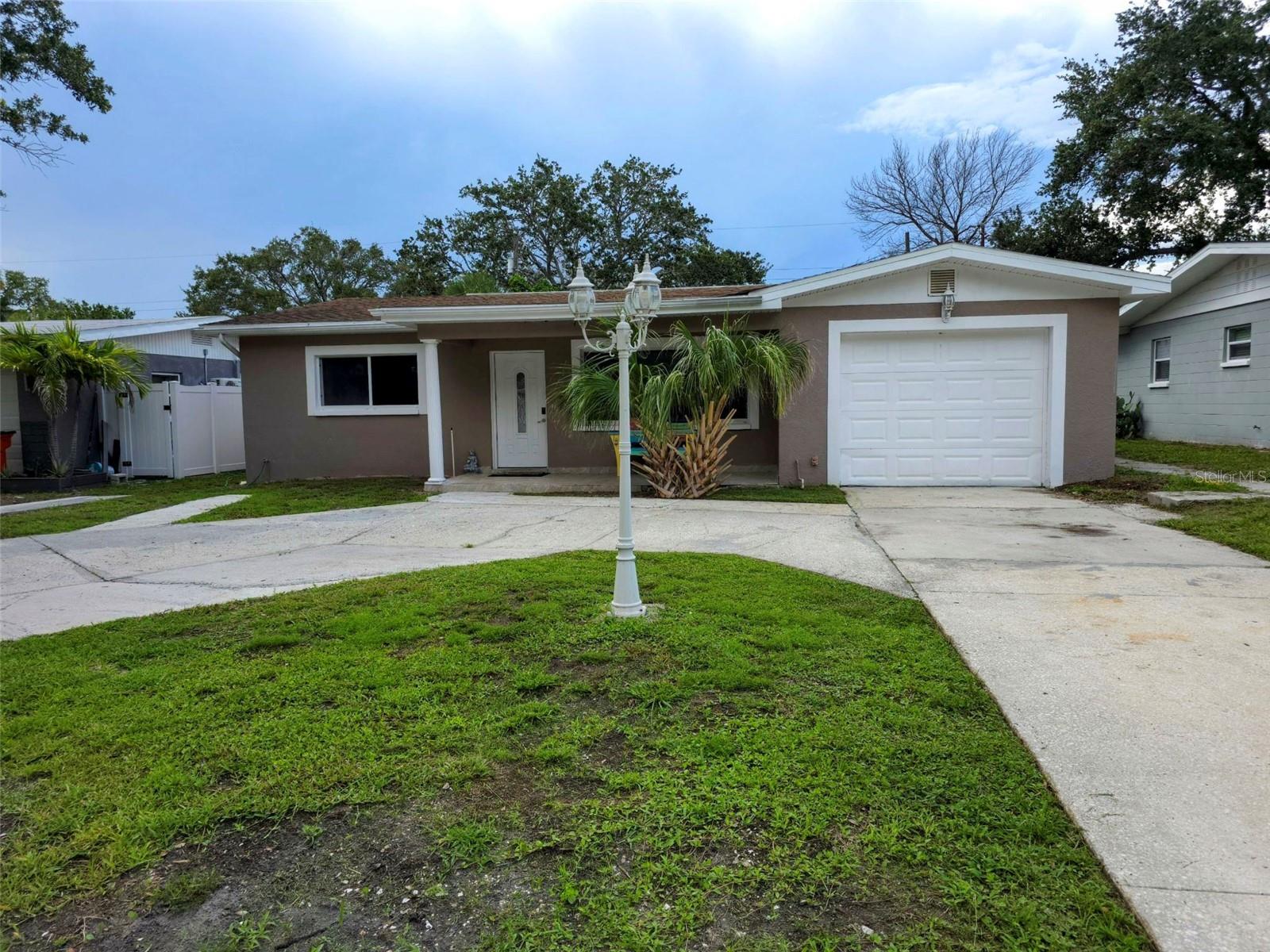 Single Family Residence em ST PETERSBURG, FL - Daniel Dourado