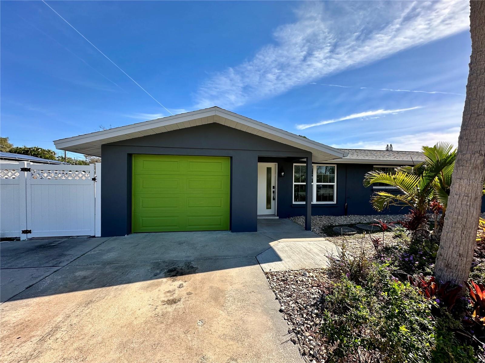 Single Family Residence in SARASOTA, FL - Daniel Dourado