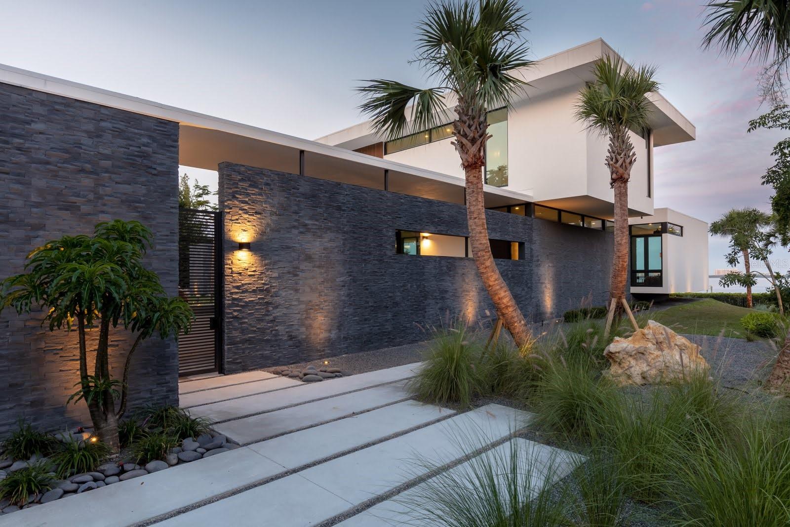 Single Family Residence in SARASOTA, FL - Daniel Dourado