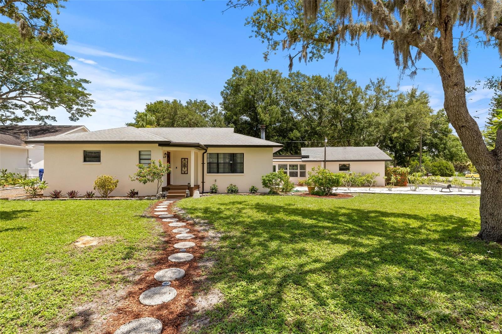 Single Family Residence in SARASOTA, FL - Daniel Dourado