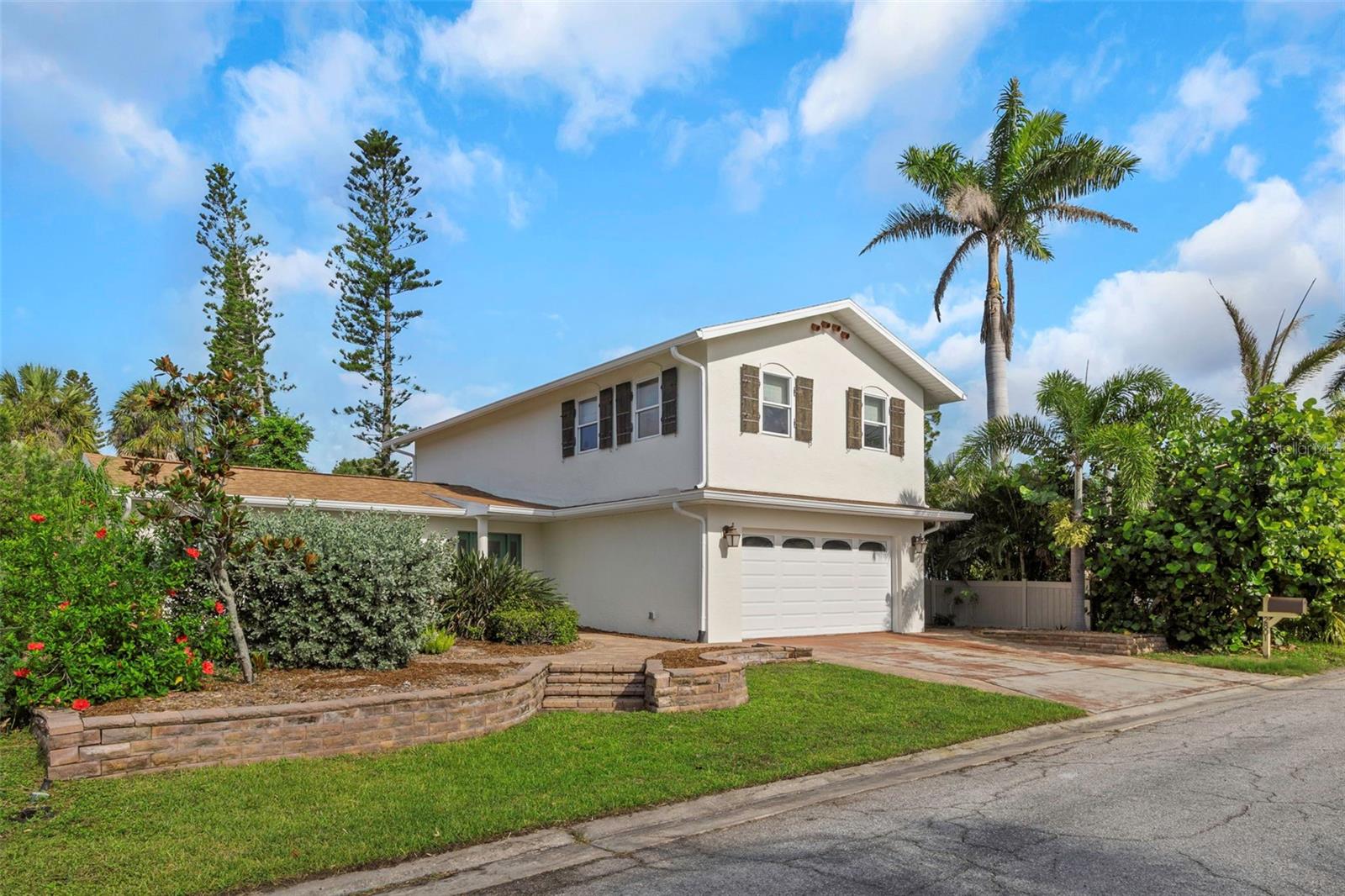 Single Family Residence in GULFPORT, FL - Daniel Dourado