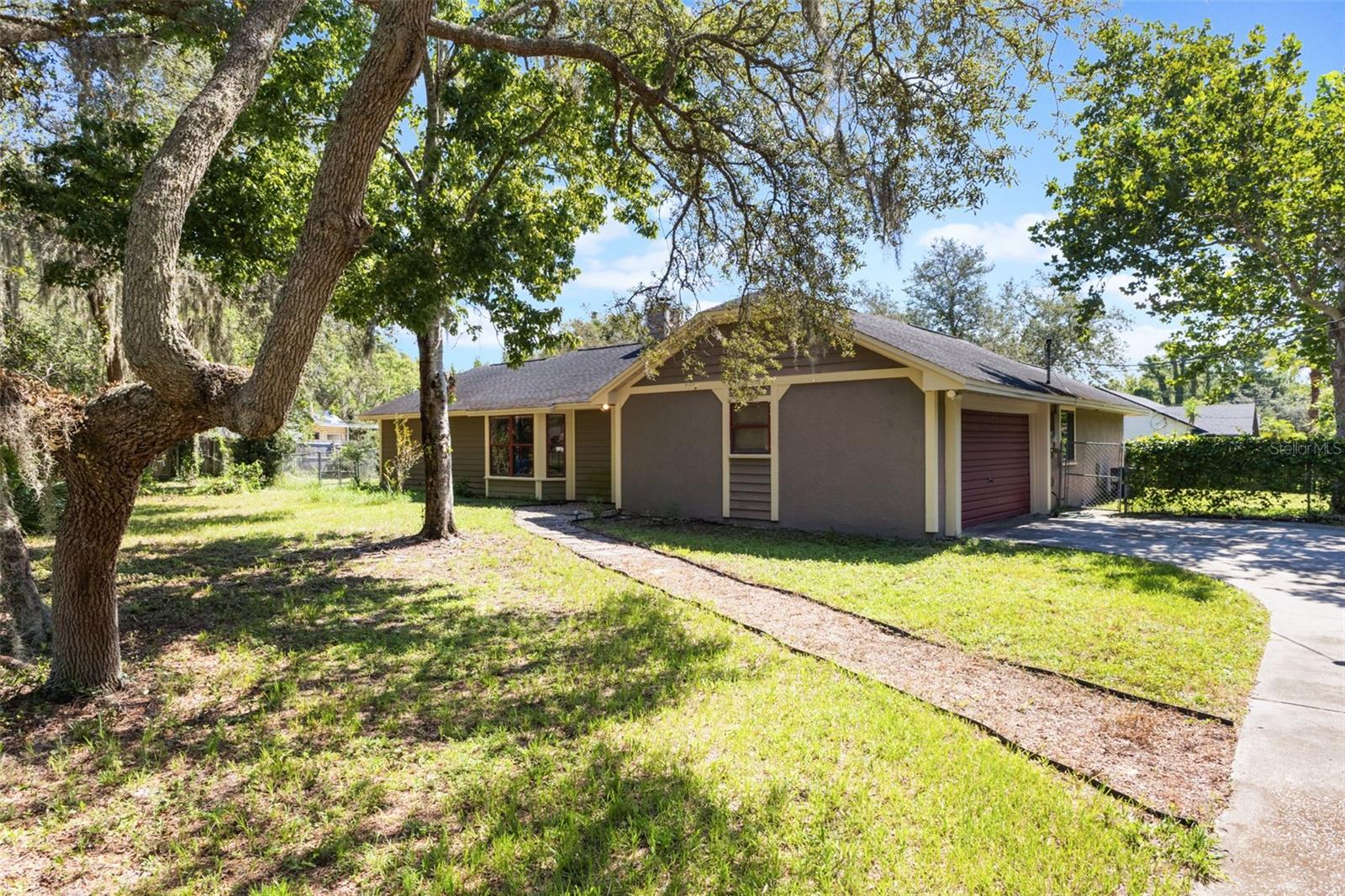 Single Family Residence em OVIEDO, FL - Daniel Dourado