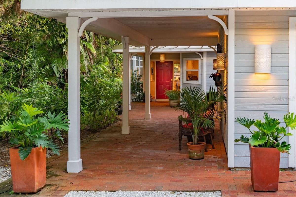 Single Family Residence in SARASOTA, FL - Daniel Dourado